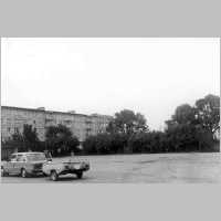 111-1435 Wohnblock und Parkplatz vor dem Rathaus 1990.jpg
